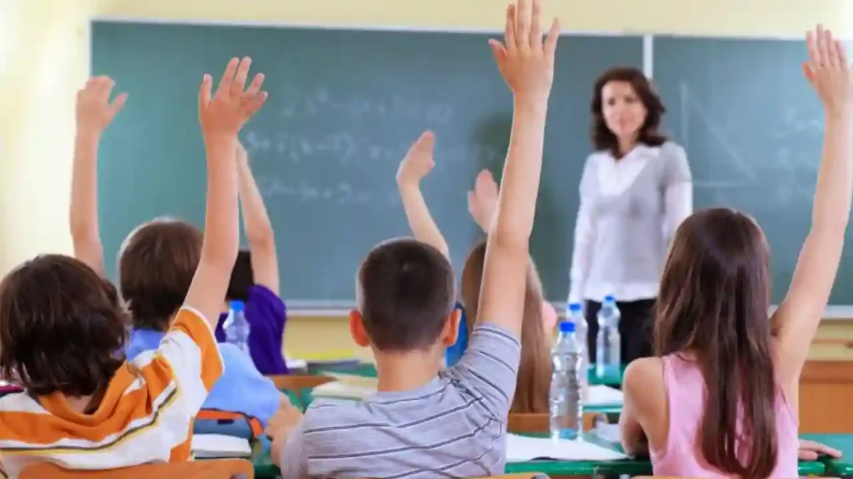 Alunos levantando as mãos na aula.