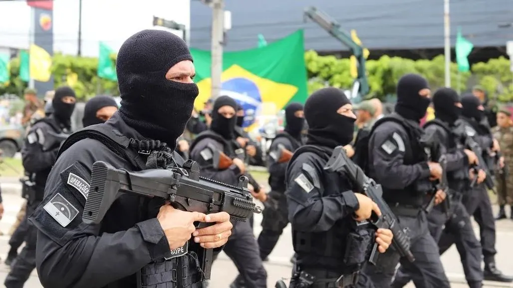 O que está em jogo não é a integração da inteligência, mas a submissão da Polícia Militar — a última barreira entre a sociedade e a barbárie — a protocolos ideológicos desenhados por sociólogos que odeiam a farda e amam o criminoso.