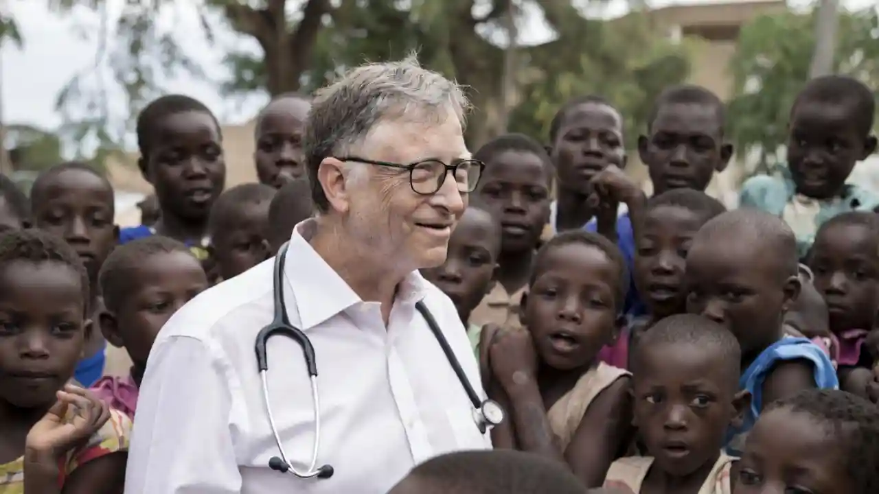 Bill Gates disfarçado de humanitário para implementar uma agenda de dominação global e controle populacional. Suas vacinas na África não trouxeram apenas saúde; trouxeram morte, paralisia e esterilidade.